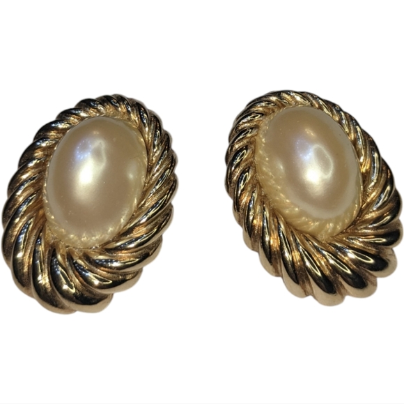 Gorgeous Vintage Designer Clip On Earrings Faux Pearls Beautiful 😍❤️ - Picture 1 of 7